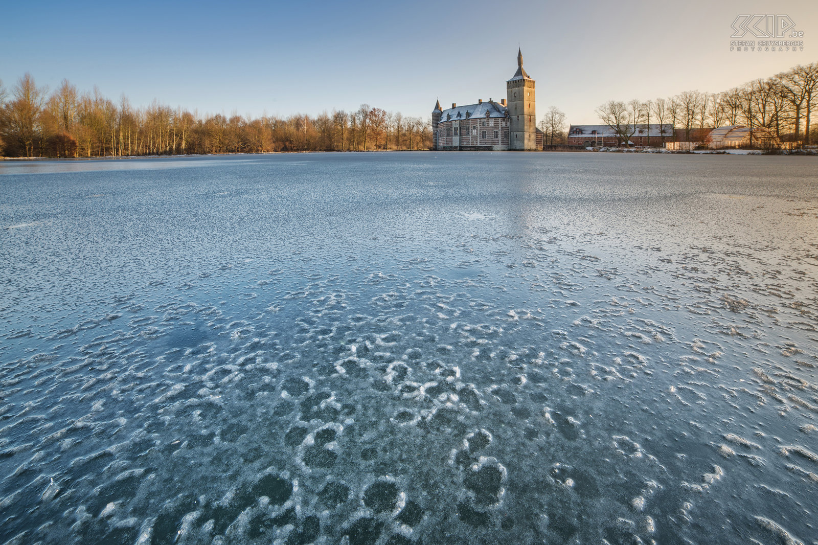 Winter in Sint-Pieters-Rode - Frozen pool The frozen pool with ice formations at the castle of Horst. Stefan Cruysberghs